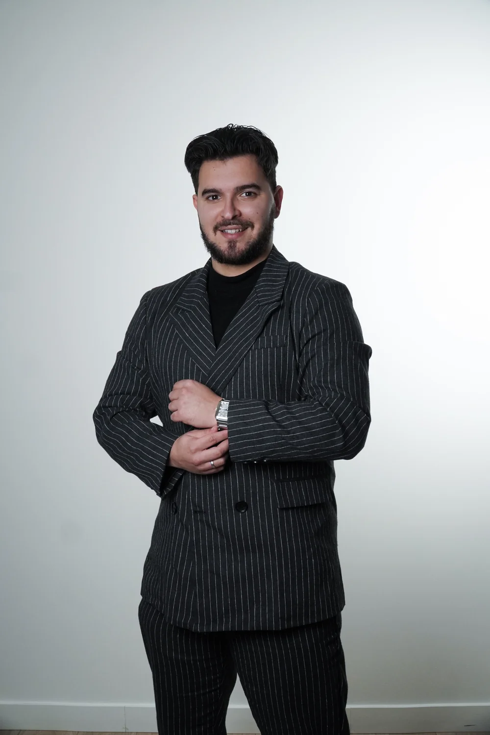 André Santos, consultor imobiliário, com fato às riscas e a sorrir