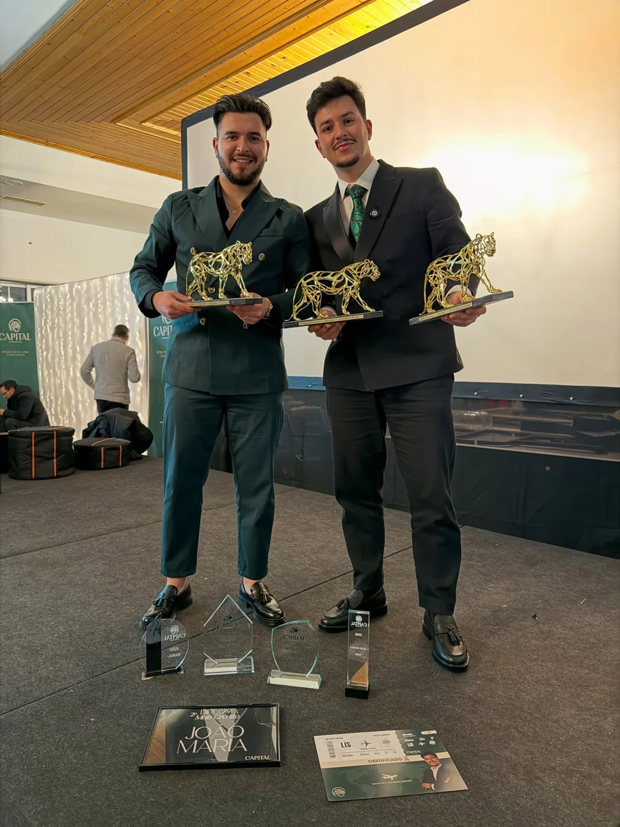 André Santos, à esquerda, com um troféu na V Gala da Capital Consultores