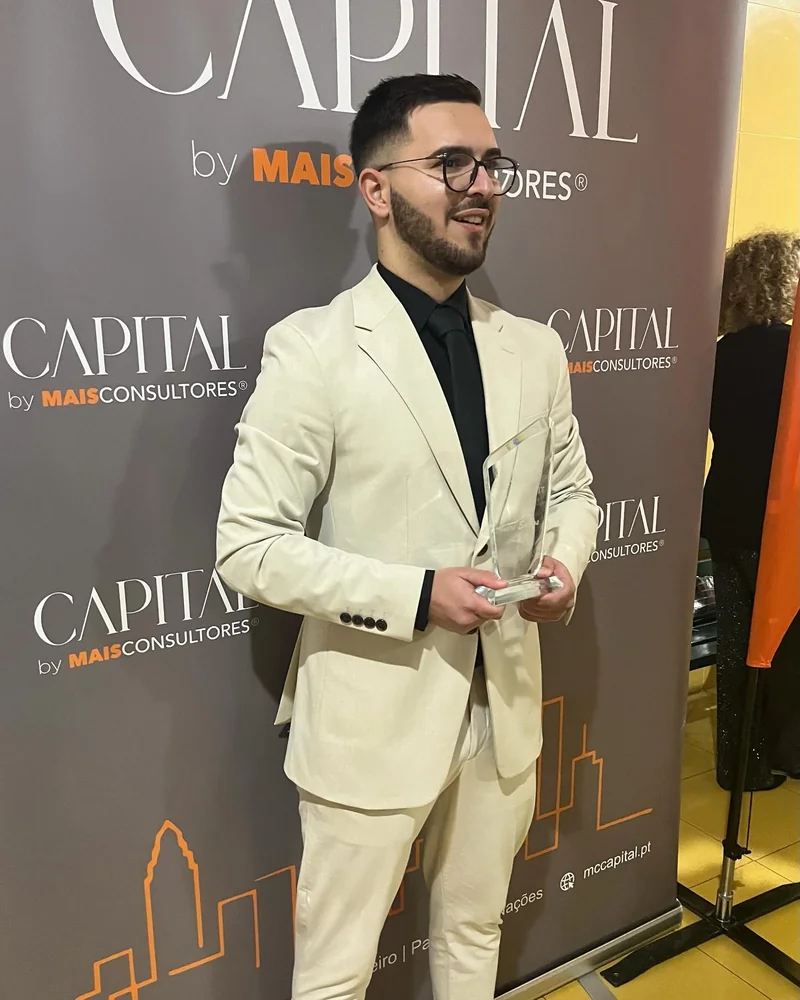 André Santos com o troféu do Prémio Mais Influente, na gala de janeiro de 2024